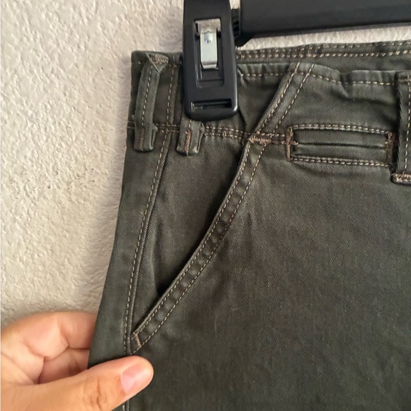 Hollister Women's Boyshort Low Rise Olive Shorts 3 - Picture 4 of 13